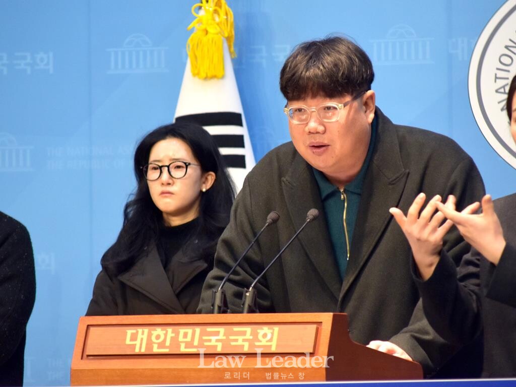 인우종합건설 고 문유식 씨 유가족 문혜연 씨, 투명사회를 위한 정보공개센터 김예찬 활동가