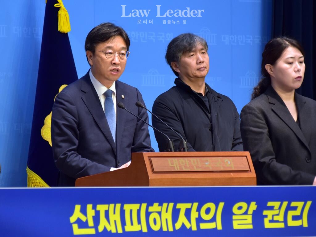 국회 환경노동위원회 소속 이용우 더불어민주당 국회의원(왼쪽), 류현철 일환경건강센터 이사장(가운데)