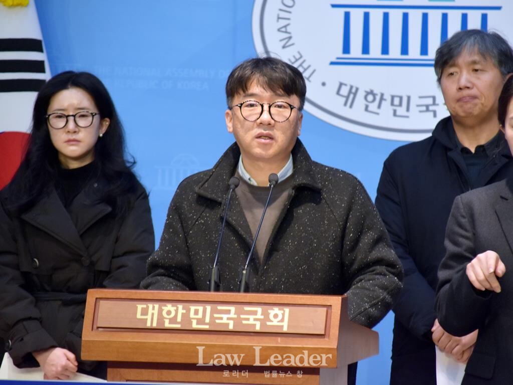 인우종합건설 고(故) 문유식 씨의 유가족 문혜연 씨, 손진우 한국노동안전보건연구소장, 류현철 일환경건강센터 이사장