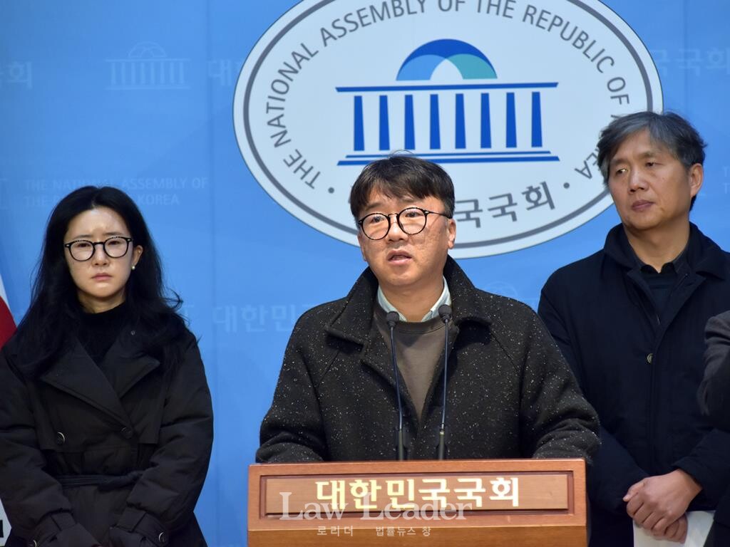 인우종합건설 고(故) 문유식 씨의 유가족 문혜연 씨, 손진우 한국노동안전보건연구소장, 류현철 일환경건강센터 이사장