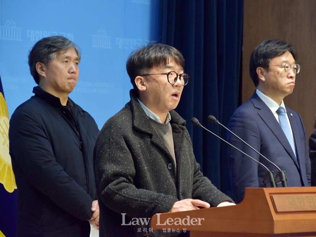 류현철 일환경건강센터 이사장, 손진우 한국노동안전보건연구소장, 이용우 더불어민주당 국회의원