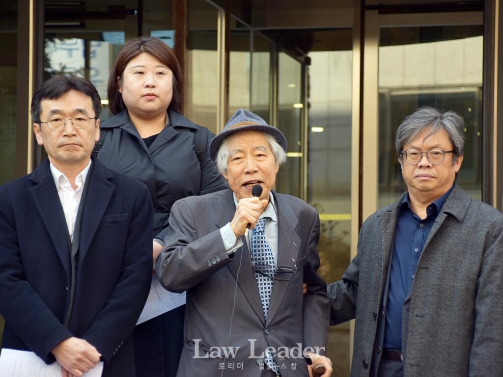  박연철 변호사(민변 창립회원, 전 대한변협 인권위원장), 윤영환 변호사(전 서울지방변회 인권위원장), 뒤쪽으로 신하나 변호사(전 서울지방변회 인권위원)