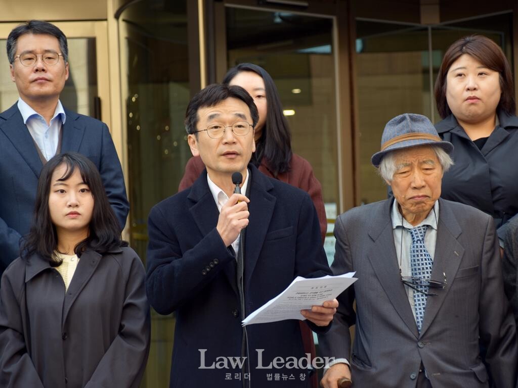 염형국 변호사(전 대한변협 인권위원, 가운데)