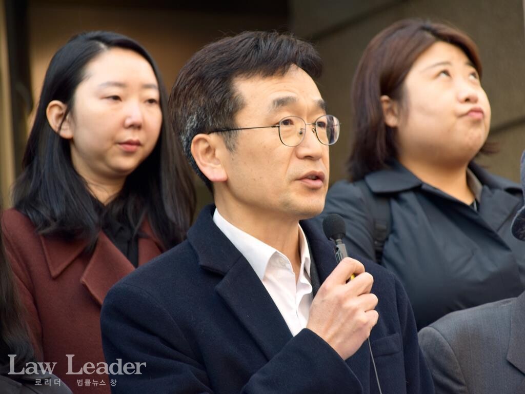 염형국 변호사(전 대한변협 인권위원, 가운데)