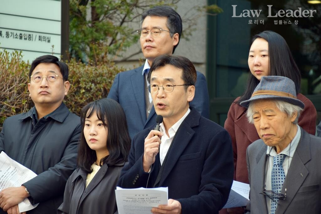 염형국 변호사(전 대한변협 인권위원, 앞줄 왼쪽에서 세 번째)