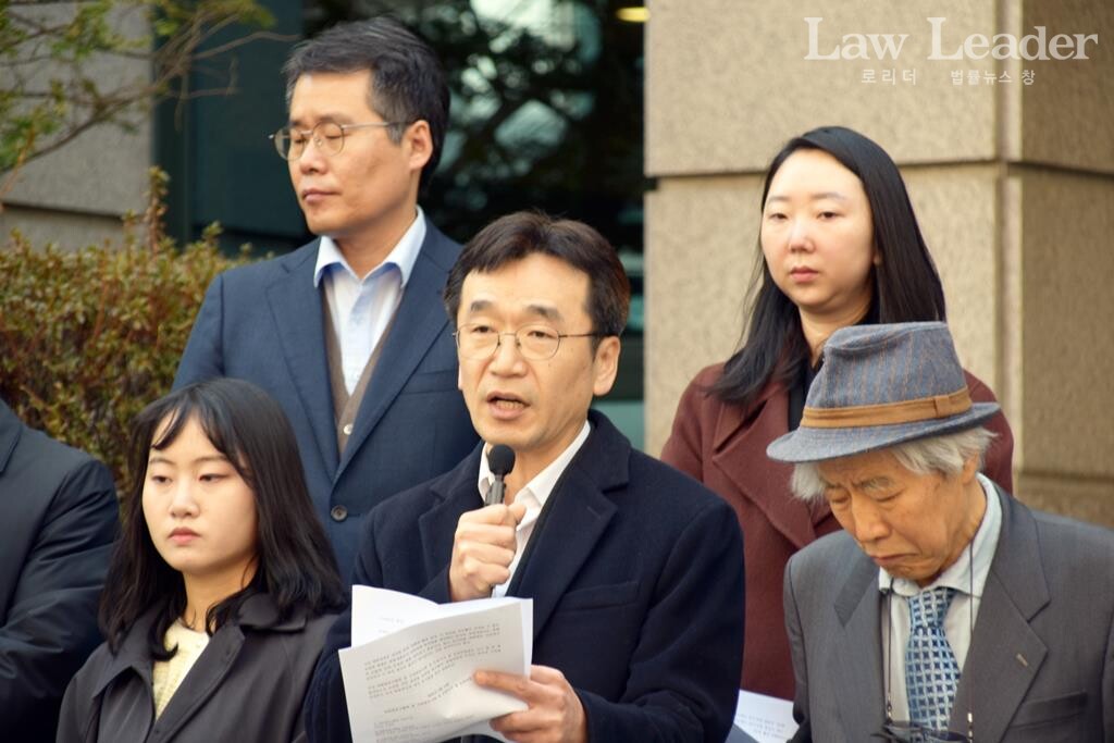 염형국 변호사(전 대한변협 인권위원, 가운데)