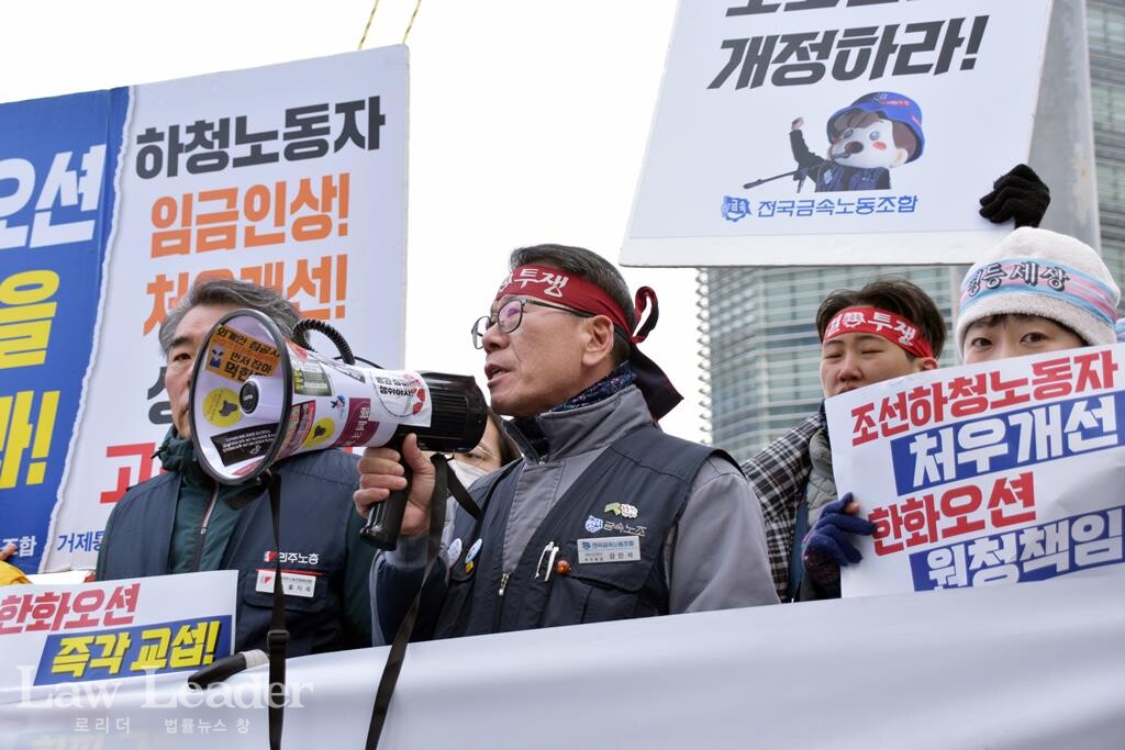 왼쪽부터 홍지욱 민주노총 부지회장, 강인석 거통고조선하청지회 부지회장, 고운 서울인권영화제 활동가