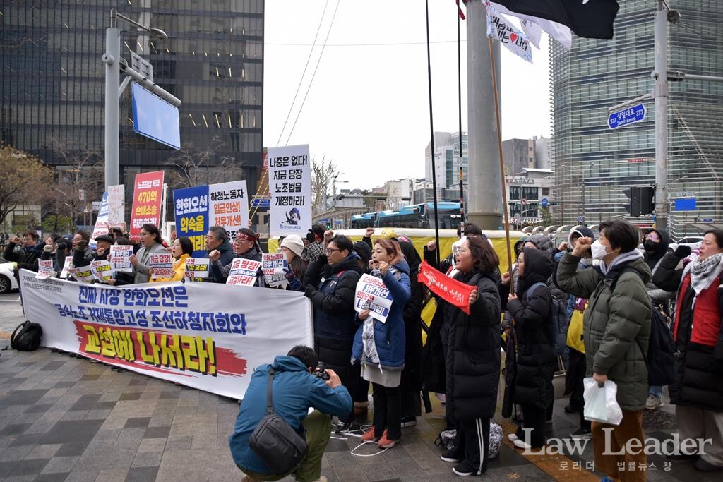 “진짜 사장 한화오션은 금속노조 거통고지회와 교섭에 나서라” 기자회견에 연대차 참석한 시민들이 함께 구호를 외치고 있다.