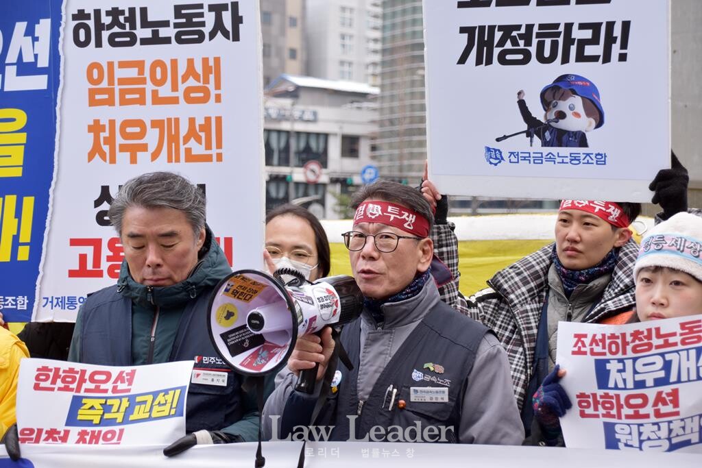 왼쪽부터 홍지욱 민주노총 부지회장, 강인석 거통고조선하청지회 부지회장, 고운 서울인권영화제 활동가