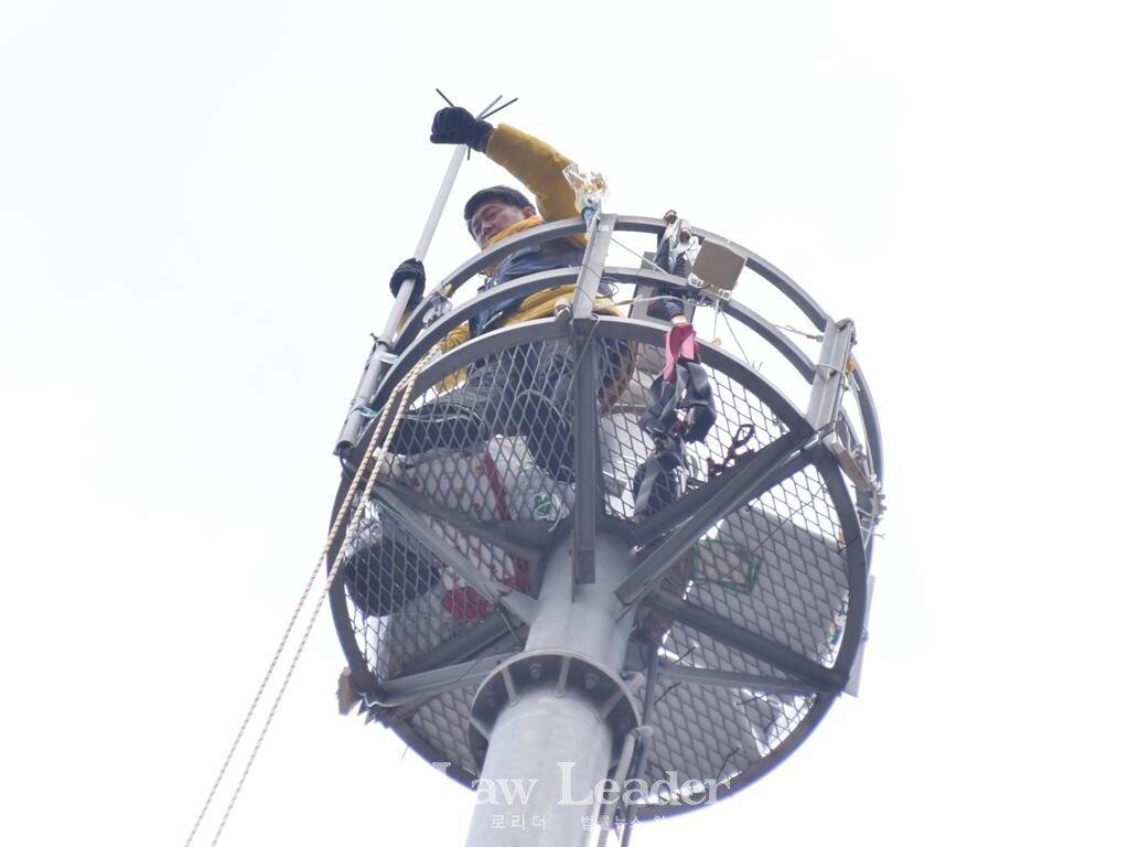 김형수 거통고지회장이 기자회견 참가자들의 구호에 화답해 인사하고 있다.