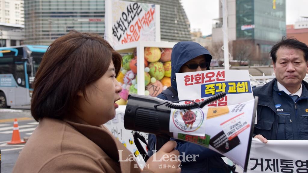 신하나 변호사(민변 노동위원장)가 김형수 거통고지회장의 고공농성장을 찾아 발언하고 있다.