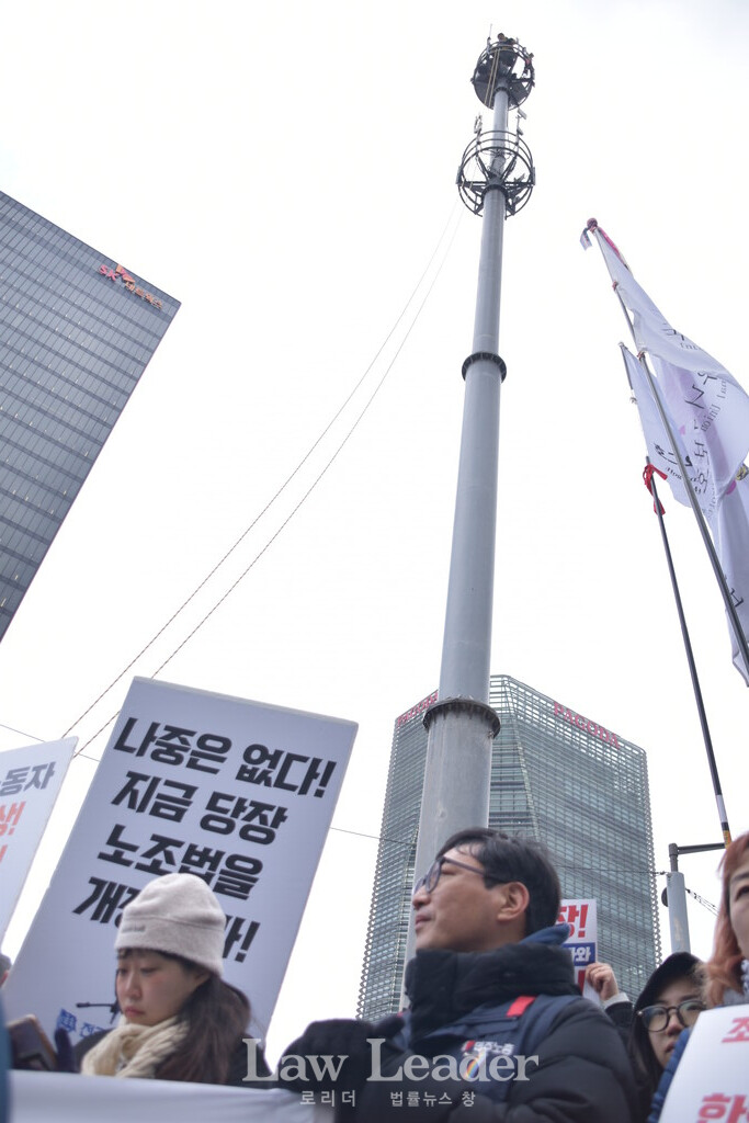 “진짜 사장 한화오션은 금속노조 거통고지회와 교섭에 나서라” 기자회견 참가자 뒤로 김형수 지회장이 아래로 내려다보고 있다.