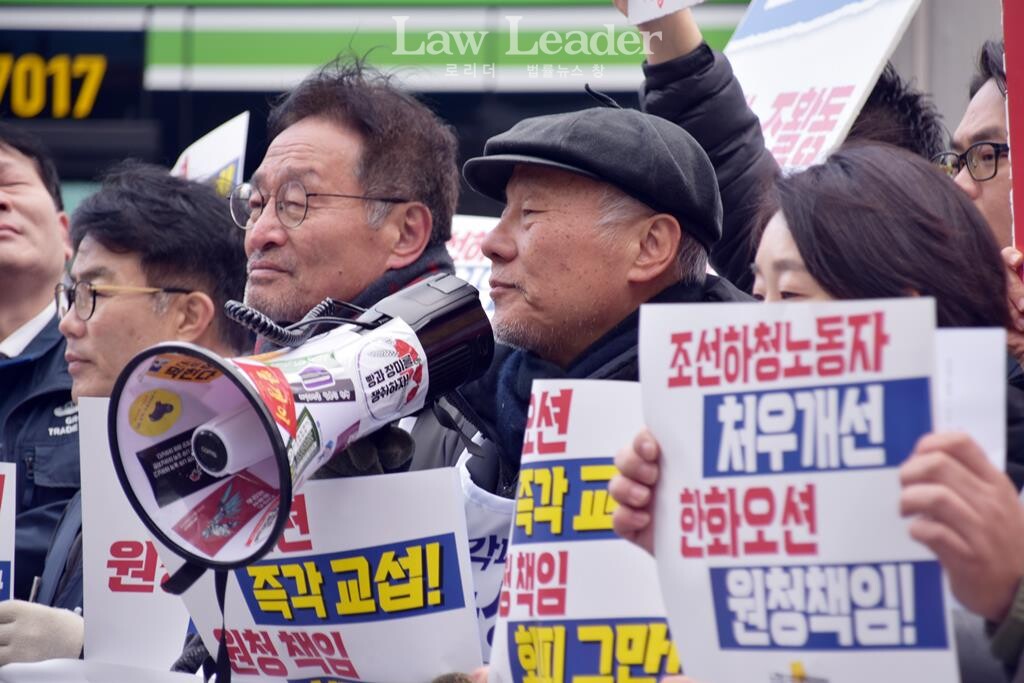 사진 왼쪽부터 한성규 민주노총 부위원장, 단식 중인 김재하 전국민중행동 공동대표, 박석운 한국진보연대 상임대표