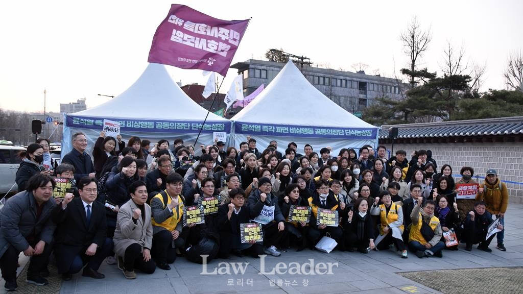비상행동 공동의장단 단식농성장에서 공동의장단 일원인 윤복남 회장과 민변 변호사들이 기념촬영을 하고 있다.