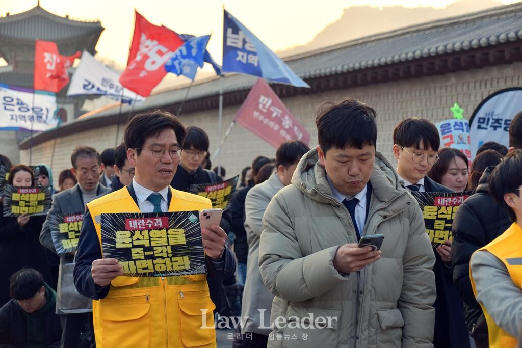 민변 김남주 변호사와 이주한 변호사 등 변호사들이 선언문을 같이 낭독하고 있다.