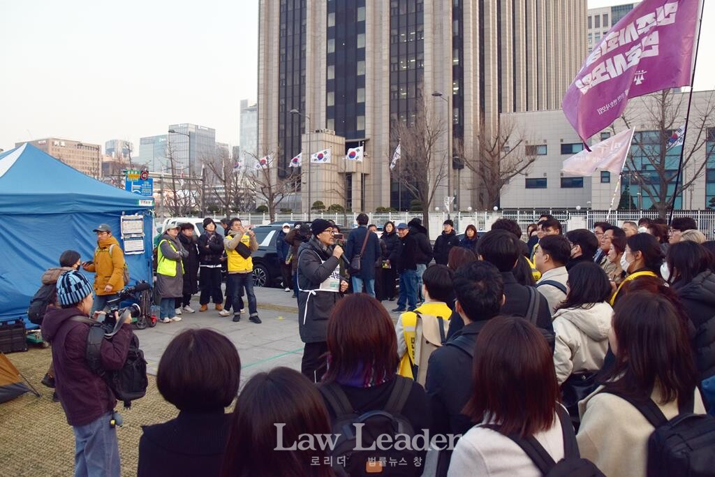 비상행동 의장단 단식농성장 앞에서 윤복남 민변 회장이 향후 투쟁 계획에 대해 논의하고 있다.