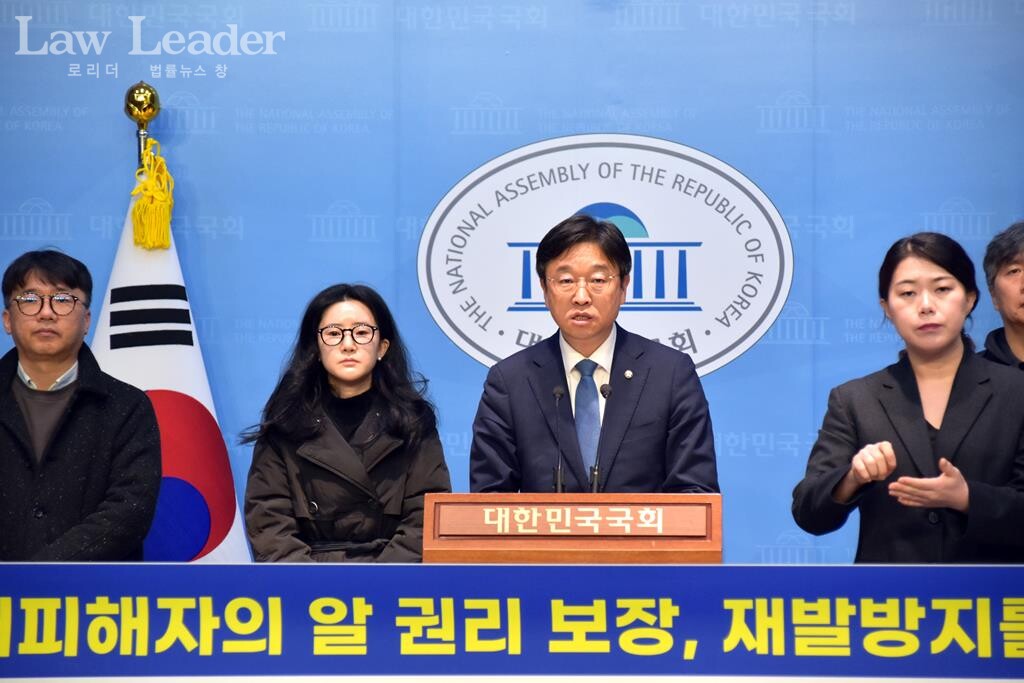 국회 환경노동위원회 소속 이용우 더불어민주당 국회의원(왼쪽에서 세 번째)