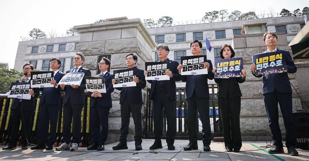 국회 탄핵소추단이 24일 헌법재판소 앞에서 기자회견하고 있다 / 사진=이성윤 국회의원 페이스북