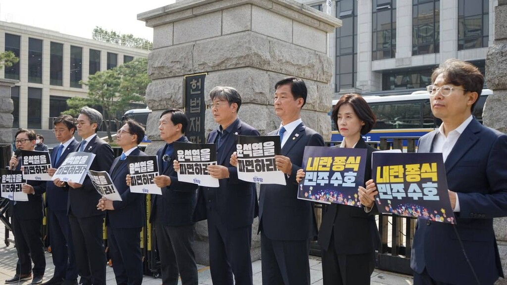 국회 탄핵소추단이 24일 헌법재판소 앞에서 기자회견을 하고 있다. / 사진=이춘석 의원 페이스북