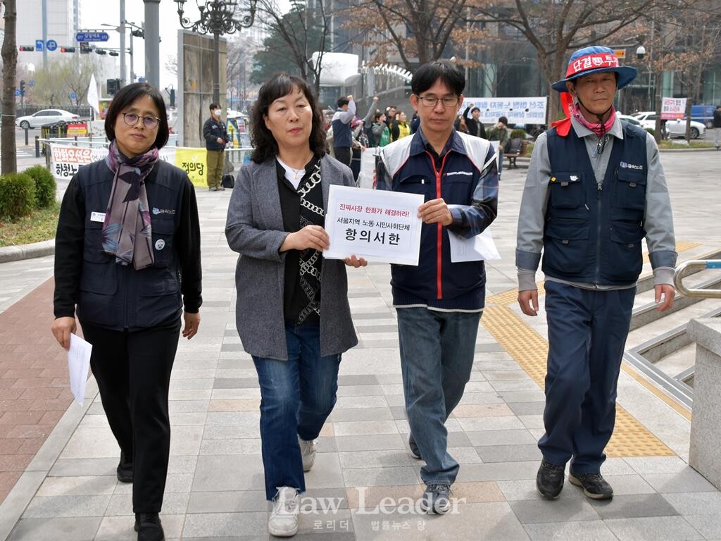 민주노총 서울본부와 너머서울의 항의 서한 전달. 왼쪽부터 김태을 금속노조 서울지부장, 최형숙 너머서울 상임대표, 김진억 민주노총 서울본부장, 박태규 거제통영고성조선하청지회 쟁의부장