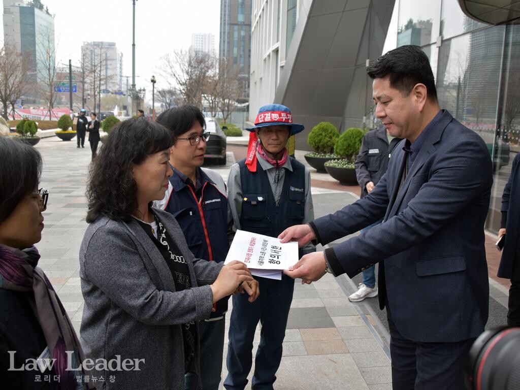 민주노총 서울본부와 너머서울의 항의 서한 전달. 