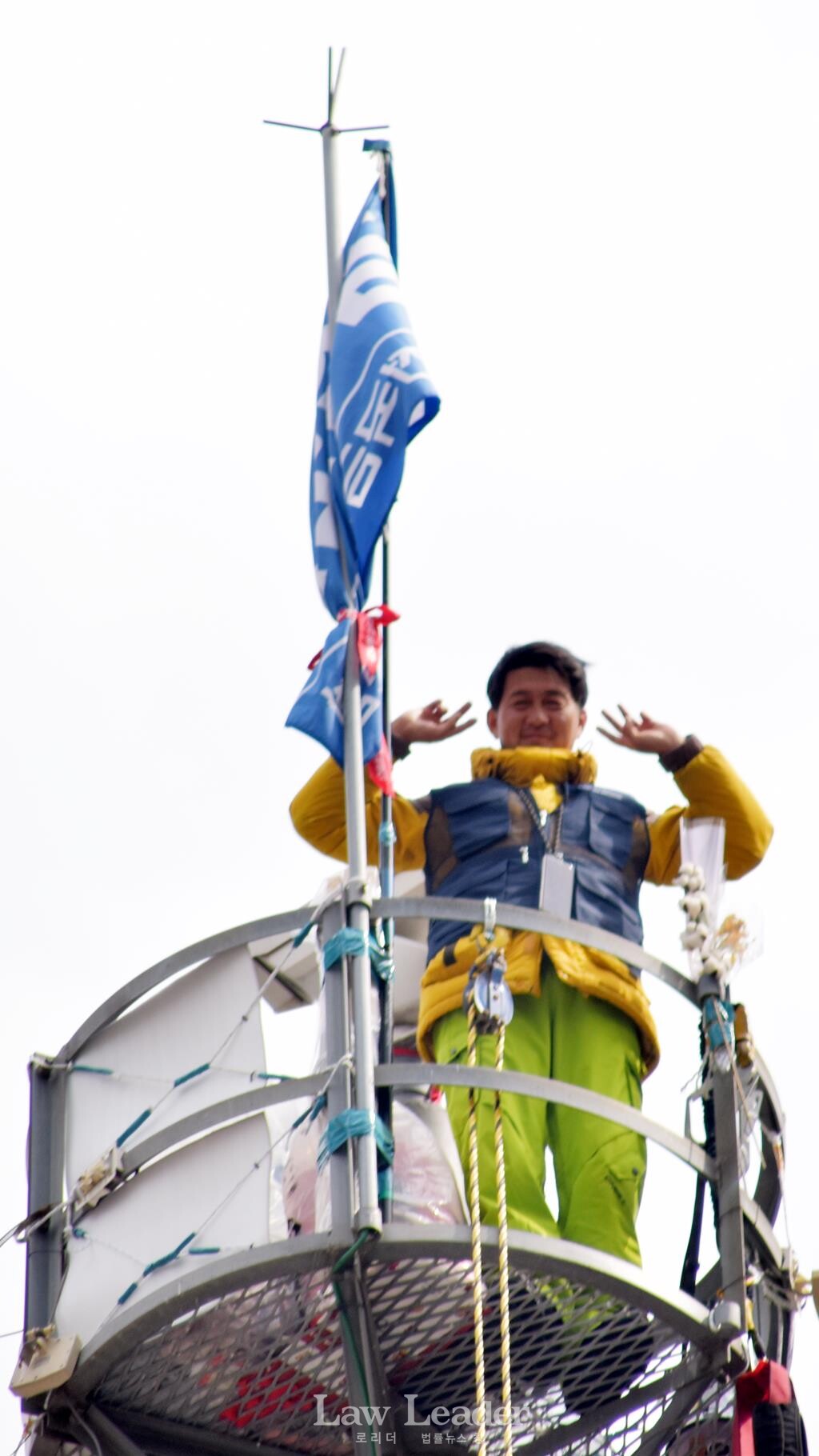 김형수 거제통영고성조선하청지회장이 기자회견 참가자들을 향해 포즈를 취하며 웃고 있다.