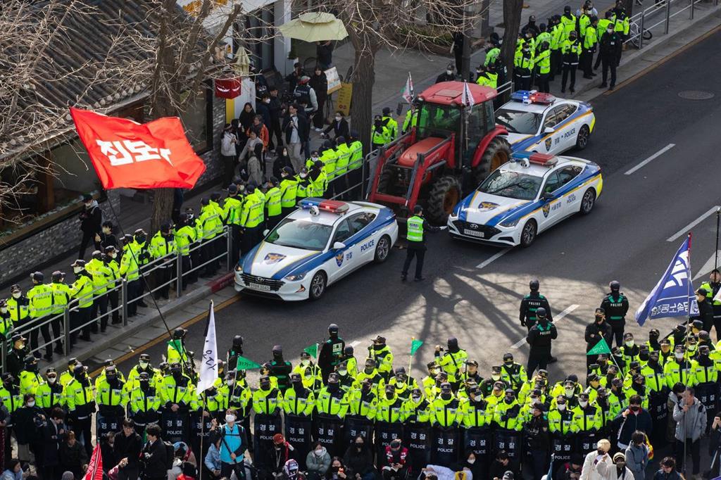 경복궁역 앞 전봉준투쟁단 트랙터 한 대가 경찰차와 경찰 인력에 의해 포위돼 있다.(사진=비상행동)
