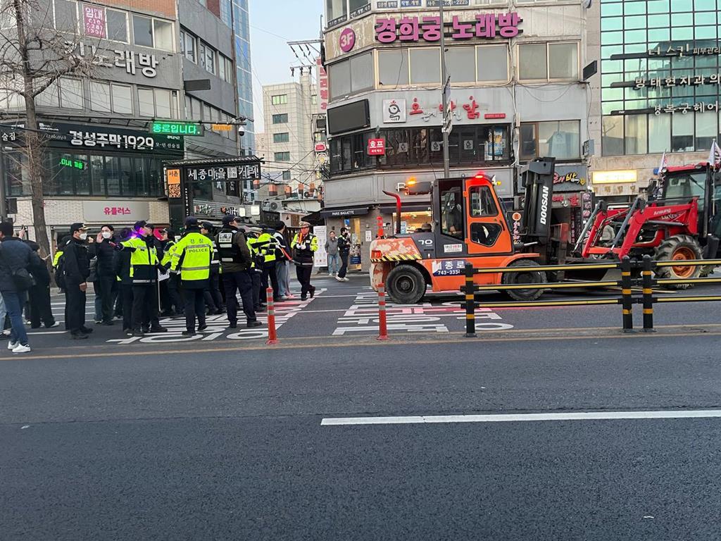 경찰이 민간 지게차를 불러 트랙터를 견인 시도하는 장면(사진=비상행동)
