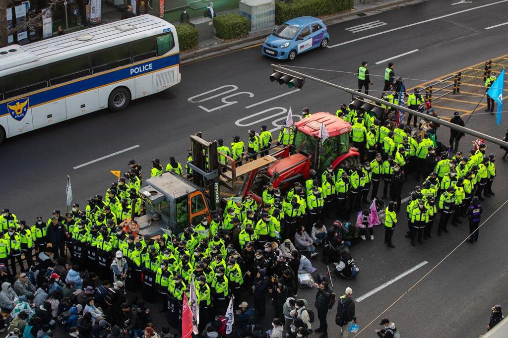 경찰이 민간 지게차를 불러 트랙터를 견인 시도하는 장면(사진=비상행동)