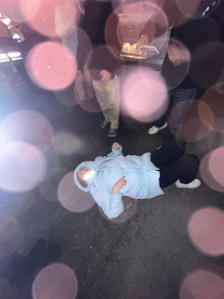 경찰의 트랙터 반출 과정에서 경찰과 마찰로 인해 바닥에 쓰러진 정혜경 진보당 국회의원(사진=비상행동)