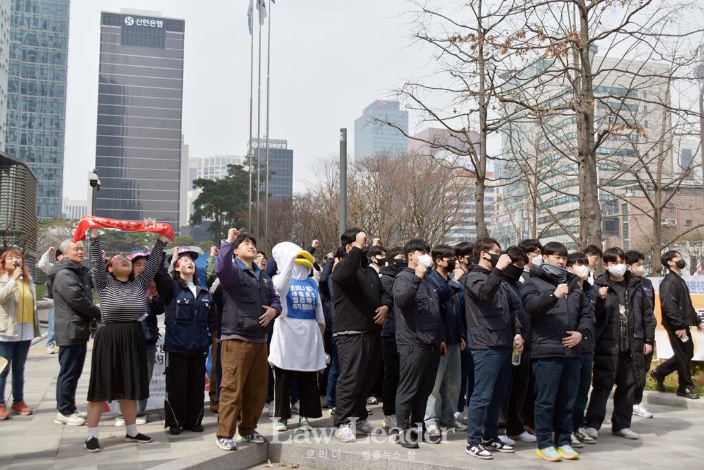 기자회견에 인권단체 활동가들을 포함해 금속노조 포항지부 에너지머티리얼즈지회 조합원들이 연대했다.