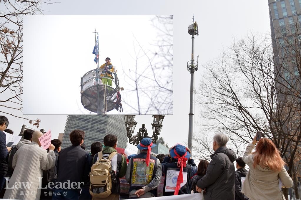 기자회견 참가자들이 김형수 지회장에게 격려의 말을 외치고 있다.