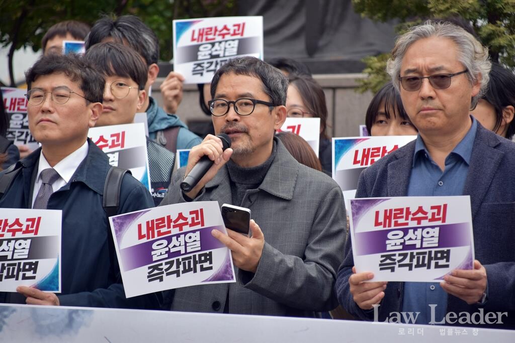 민주사회를 위한 변호사모임 윤복남 회장(가운데)