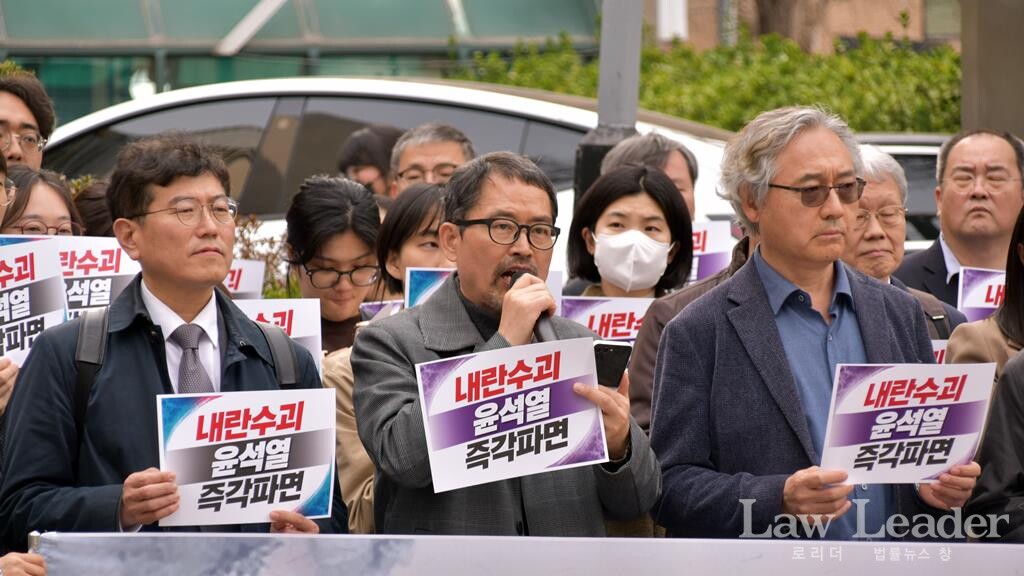 민주사회를 위한 변호사모임 윤복남 회장(가운데)