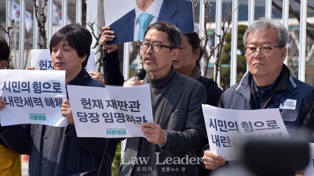 장범식 민변 사법센터 변호사, 윤복남 민변 회장, 하원오 전농 의장