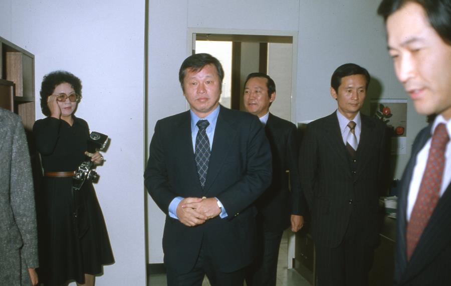 1980년 12월 최종현 SK 선대회장이 유공(現 SK이노베이션) 인수 후 첫 출근하여, 사무실에서 직원들과 인사를 나누고 있다. / 디지털 아카이브 프로젝트를 통해 발굴한 사진 = SK그룹 제공