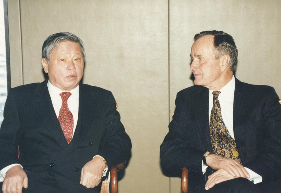 1996년 1월 최종현 SK 선대회장(왼쪽)이 서울 한남동 그랜드하얏트 호텔에서 조지 H. W. 부시 前 미국대통령과 만나 환담을 나누고 있다.