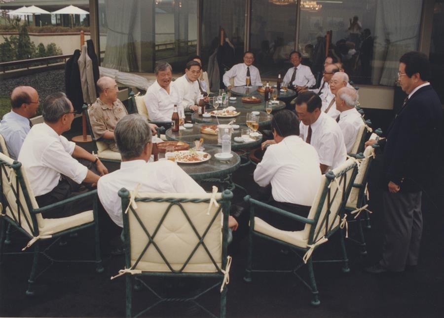 1994년 6월 전경련 회장단 모임에서 최종현 SK 선대회장(사진 왼쪽 5번째)이 환하게 웃고 있다.