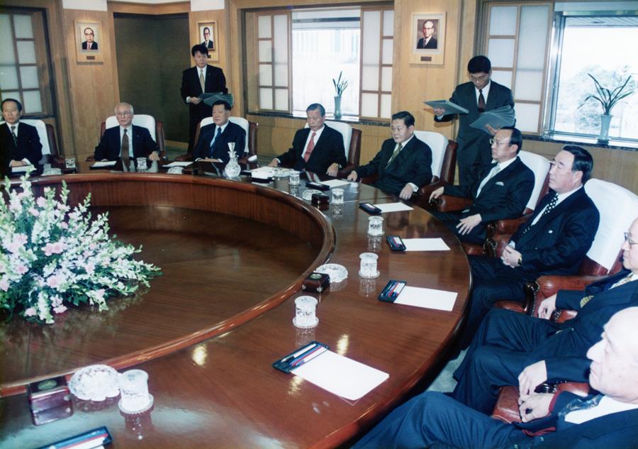 1998년 1월 전경련 회장단 회의에서 최종현 SK 선대회장(좌석 왼쪽 4번째)이 발표를 경청하고 있다. 그는 그해 8월 별세했다.