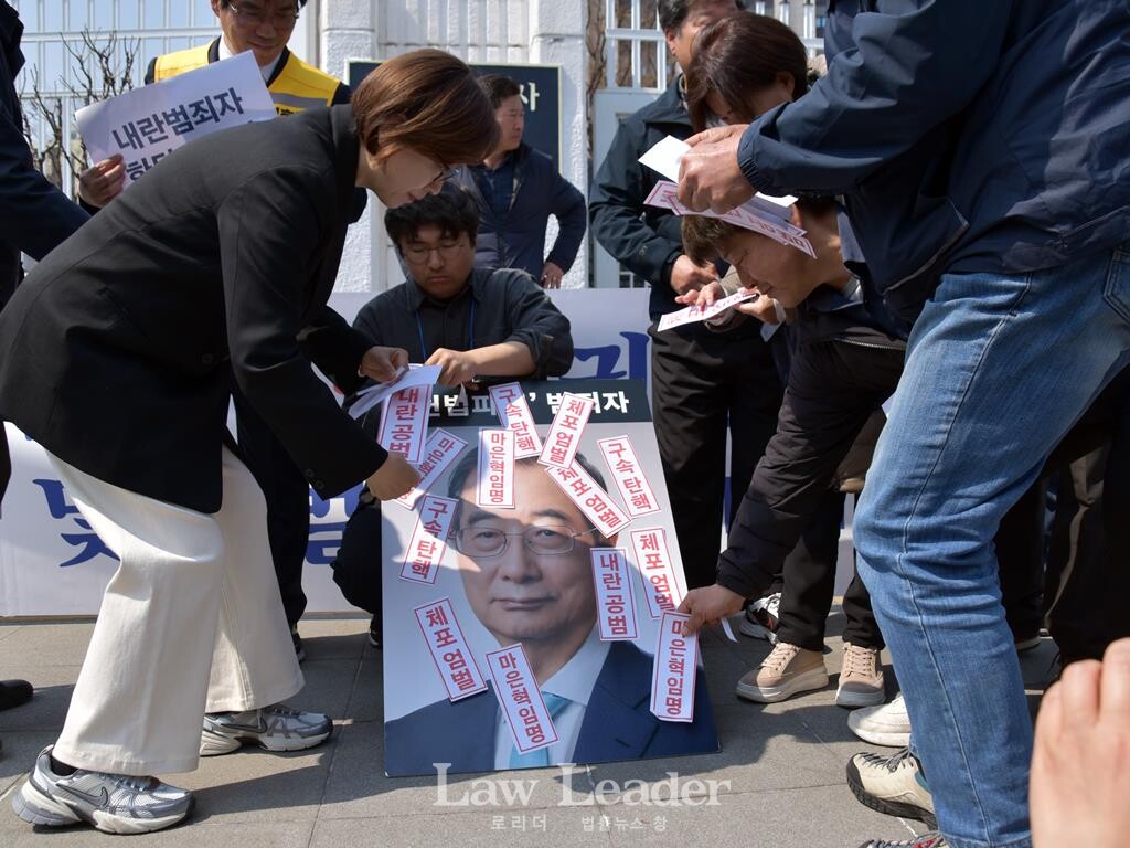 기자회견 참가자들은 정부서울청사 앞에서 한덕수 국무총리의 사진에 스티커를 붙이는 퍼포먼스도 같이 했다.
