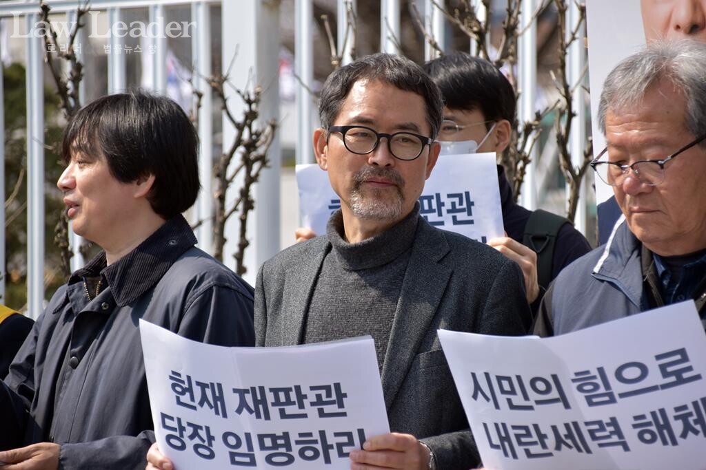 윤석열즉각퇴진ㆍ사회대개혁 비상행동 공동이장이자 민주사회를 위한 변호사모임 회장인 윤복남 변호사(가운데)