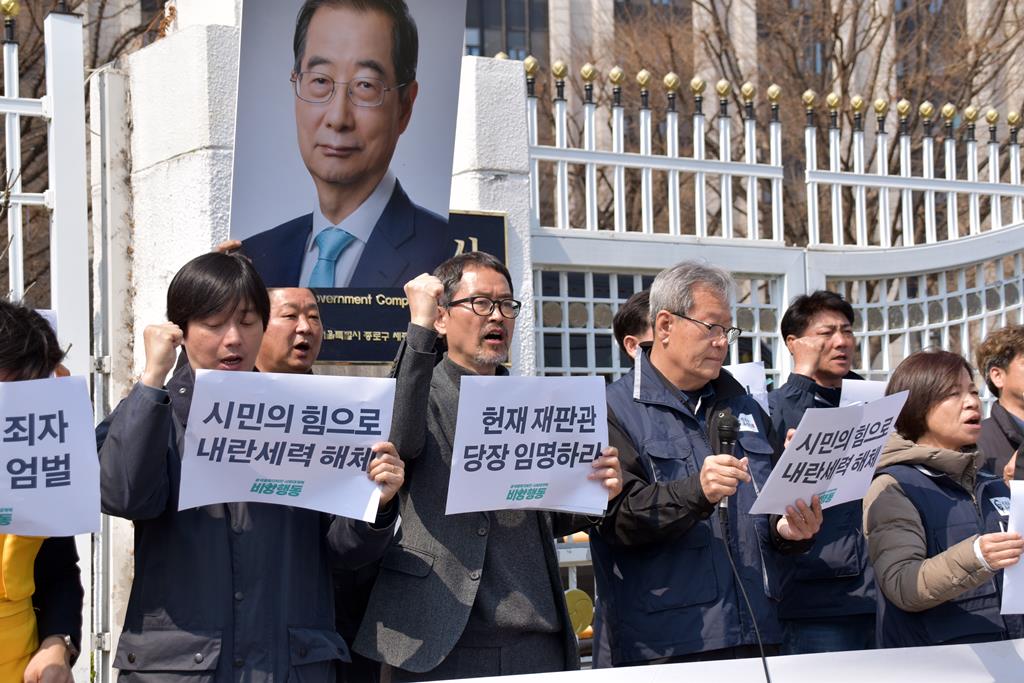 앞줄 왼쪽부터 장범식 변호사, 윤복남 민변 회장, 하원오 전농 의장, 정영이 전여농 회장