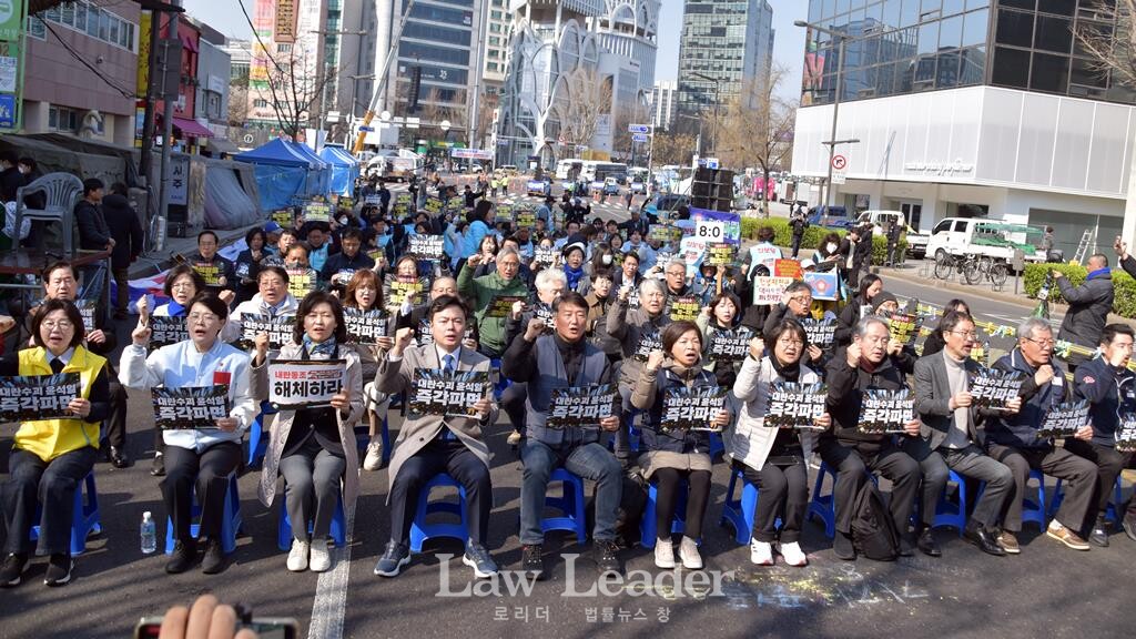 비상행동ㆍ야8당 “내란수괴 윤석열 8:0 파면 최후통첩 선포” 기자회견