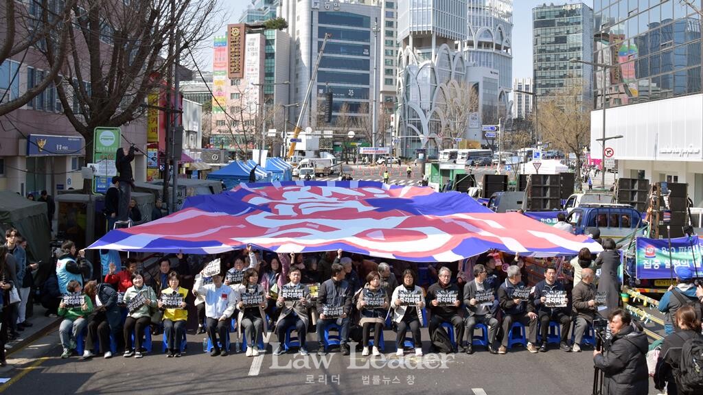 비상행동ㆍ야8당 “내란수괴 윤석열 8:0 파면 최후통첩 선포” 기자회견
