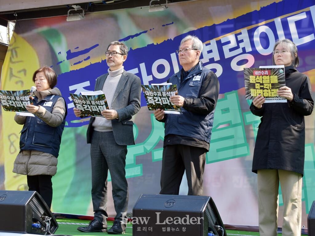 좌측부터 정영이 전국여성농민회 회장, 윤복남 민주사회를 위한 변호사모임(민변) 회장, 하원오 전국농민회총연맹 의장, 김민문정 한국여성단체연합 상임대표