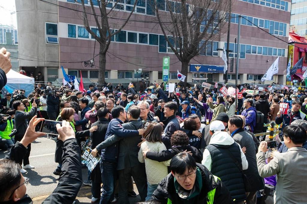윤석열 대통령에 대한 파면 선고 직후 비상행동 활동가들과 시민들이 서로 포옹하고 있다.(사진=윤석열즉각퇴진ㆍ사회대개혁 비상행동)