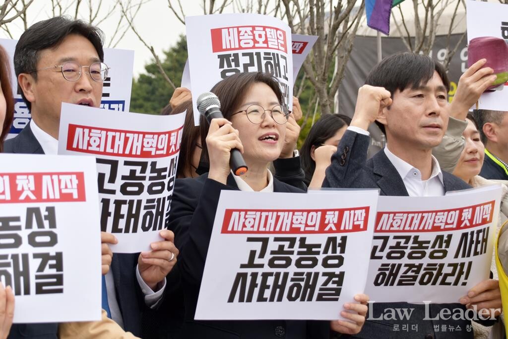 왼쪽부터 이용우 더불어민주당 국회의원, 정혜경 진보당 국회의원, 한창민 사회민주당 국회의원