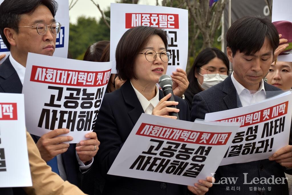 왼쪽부터 이용우 더불어민주당 국회의원, 정혜경 진보당 국회의원, 한창민 사회민주당 국회의원