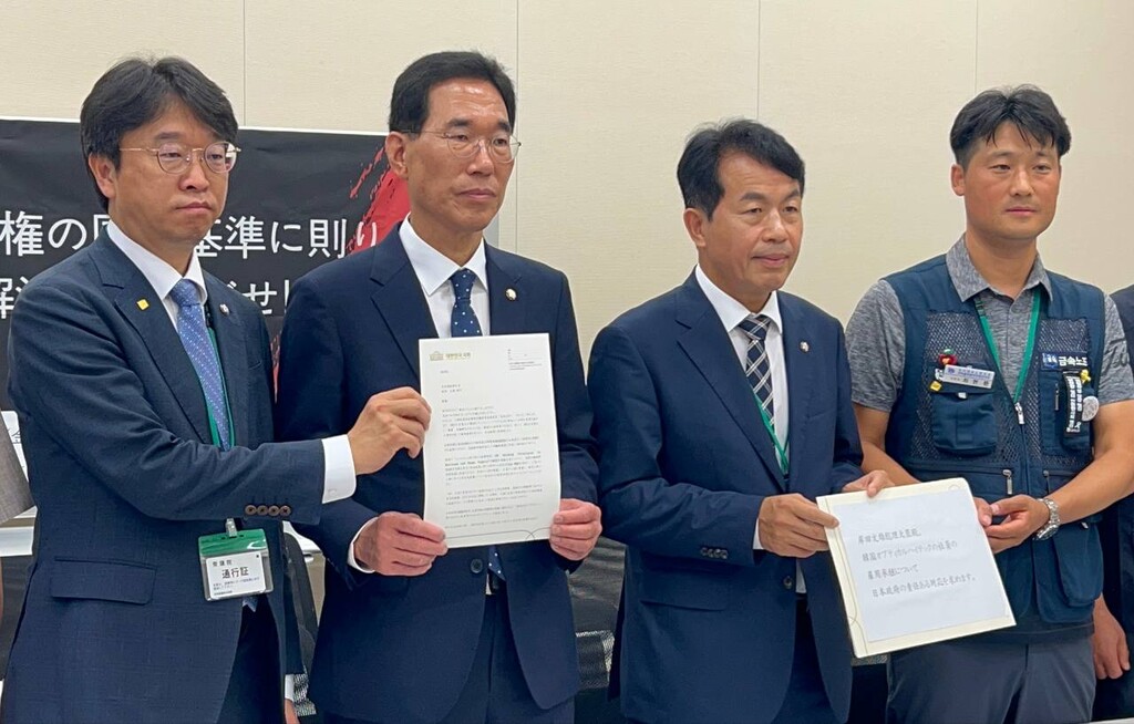 지난 7월 26일 국회 환노위 소속 국회의원 3명(왼쪽부터 이용우ㆍ김주영 더불어민주당 국회의원, 윤종오 진보당 국회의원)이 일본 내각부에 안호영 환노위 위원장 명의의 서한을 전달했다. 가장 오른쪽은 최현환 금속노조 한국옵티칼하이테크지회장. (사진=금속노조)