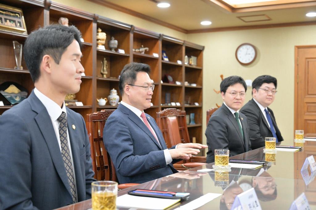 서울지방변호사회 진시호 사무총장, 조순열 회장, 김기원 수석부회장, 양윤섭 사무부총장 